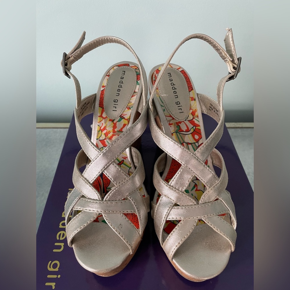 Madden Girl Silver Summer Wedges, size 8